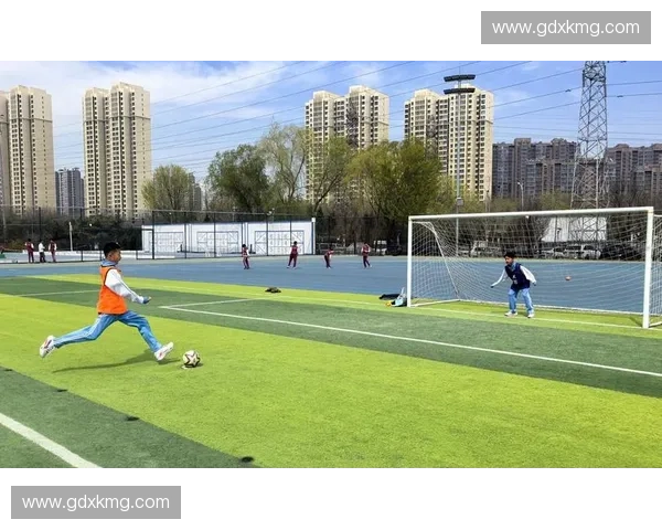 大学生足球联赛激情开赛各路劲旅鏖战绿茵赛场绽放青春活力风采盛